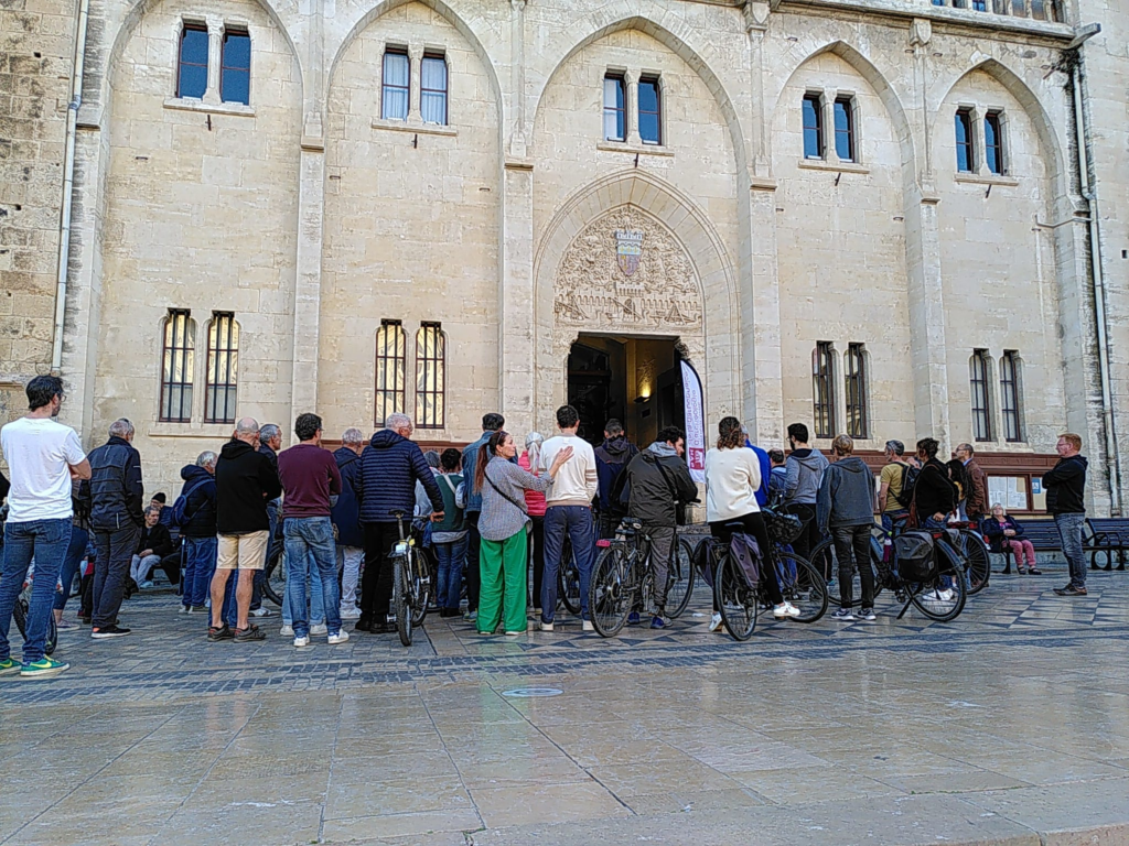 Rassemblement en hommage à Paul pour défendre la sécurité des cyclistes, devant l'Hôtel de Ville de Narbonne